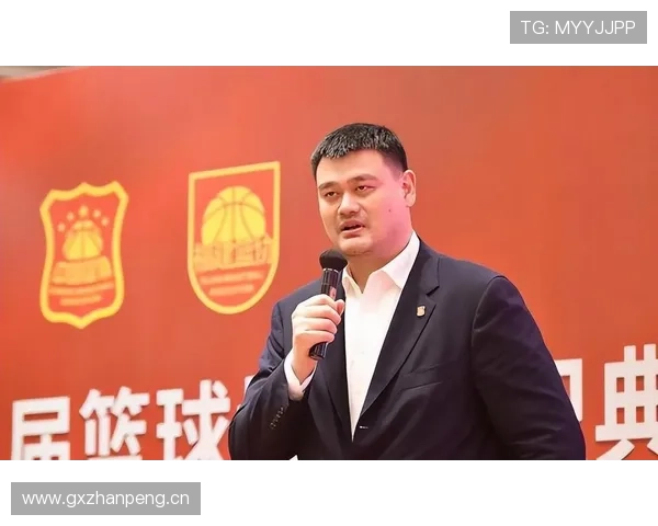 姚明带眼罩出战赛场展现不屈精神引发球迷热议与感动